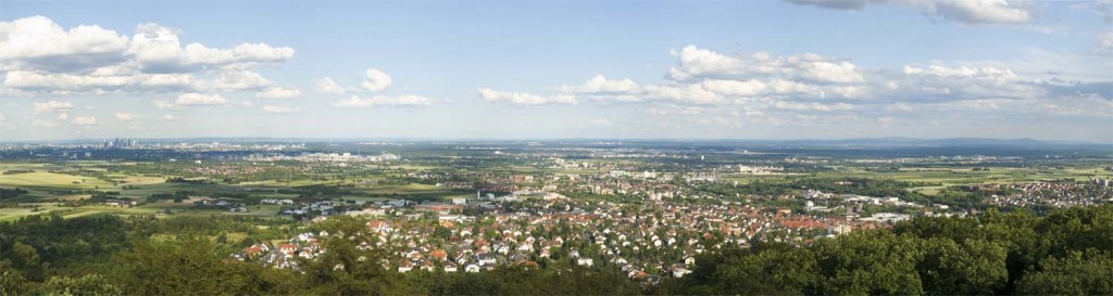Blick vom Meisterturm auf Hofheim, Frankfurt und den Odenwald